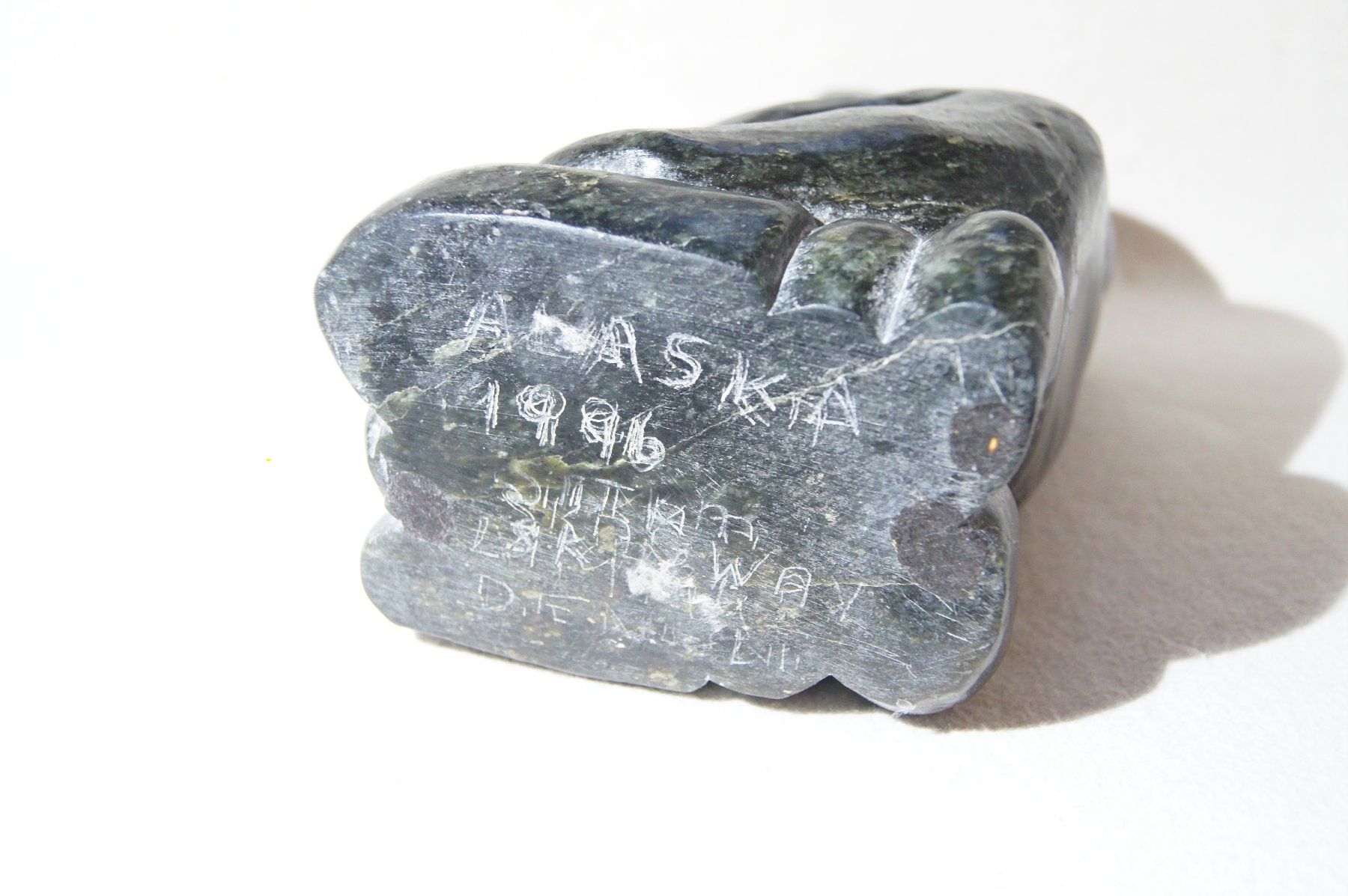 Statuette: Kniende, eingemummte Eskimo-/Inuitfrau - Naturstein – Usato da Geroldswil venduto da ARTEFACTO 8