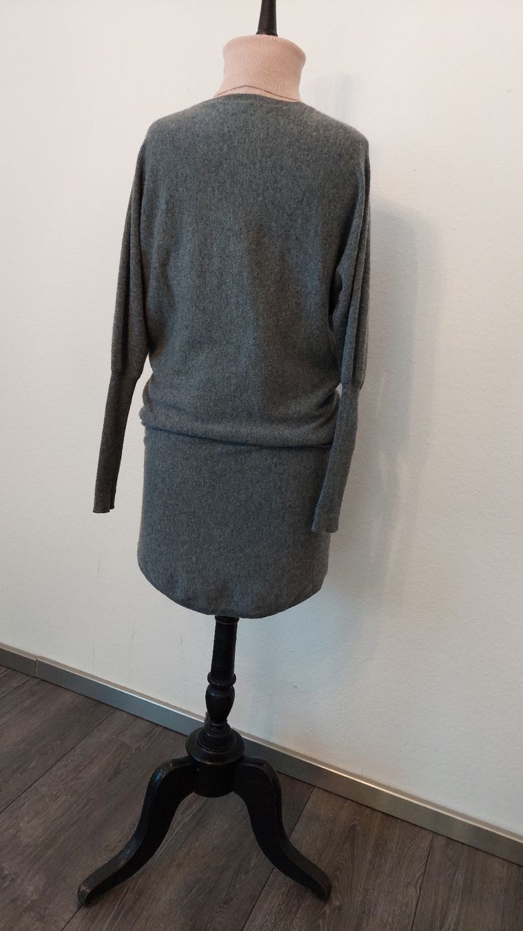 Vestiti: Comtoir des Contonniers grauer Strickpulloverkleid mit V-Aus – Usato da Gwatt (Thun) venduto da Letzte-Chance 4