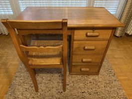 Holz Tisch mit Stuhl