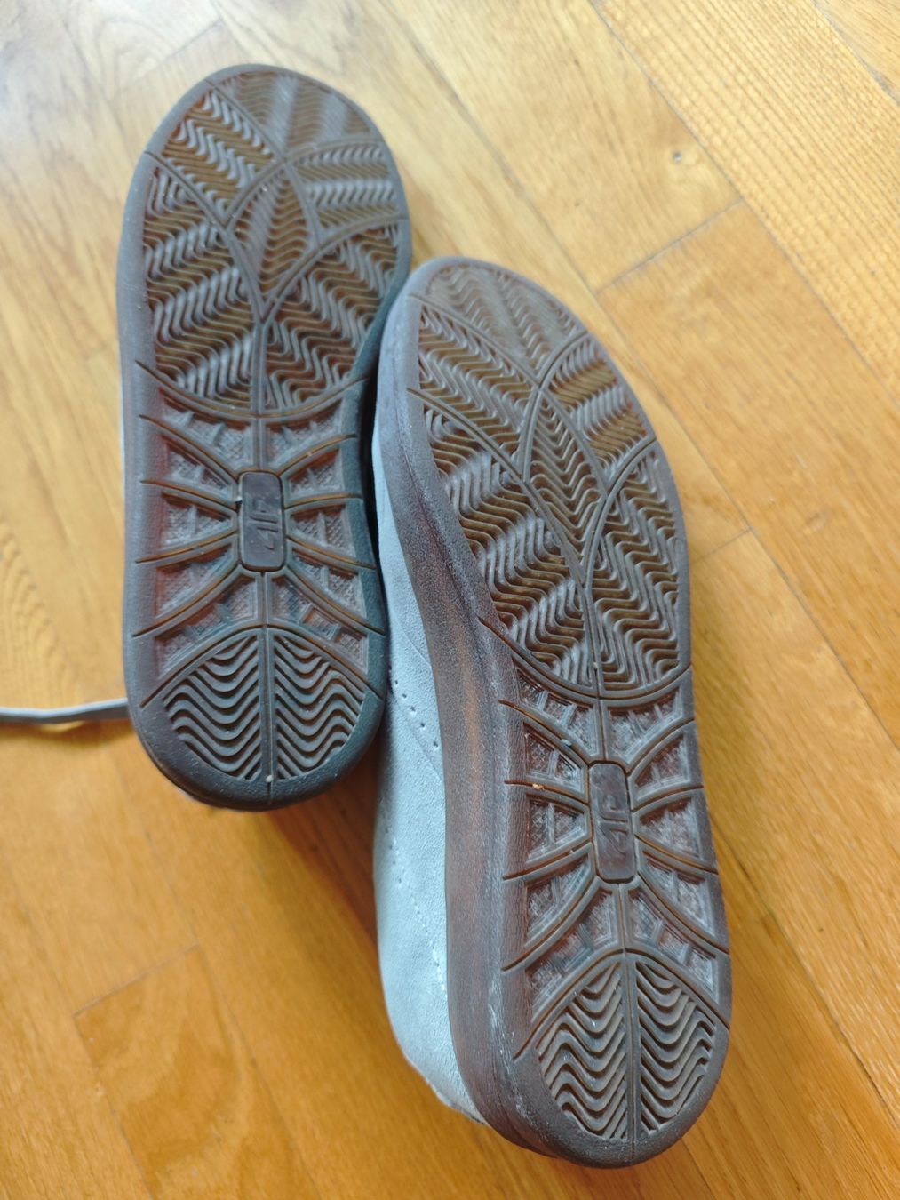 Scarpe da uomo: 4F Herren Sneaker Nubuk, grau, Grösse 44 – Usato da Zürich venduto da allezplusloin 2