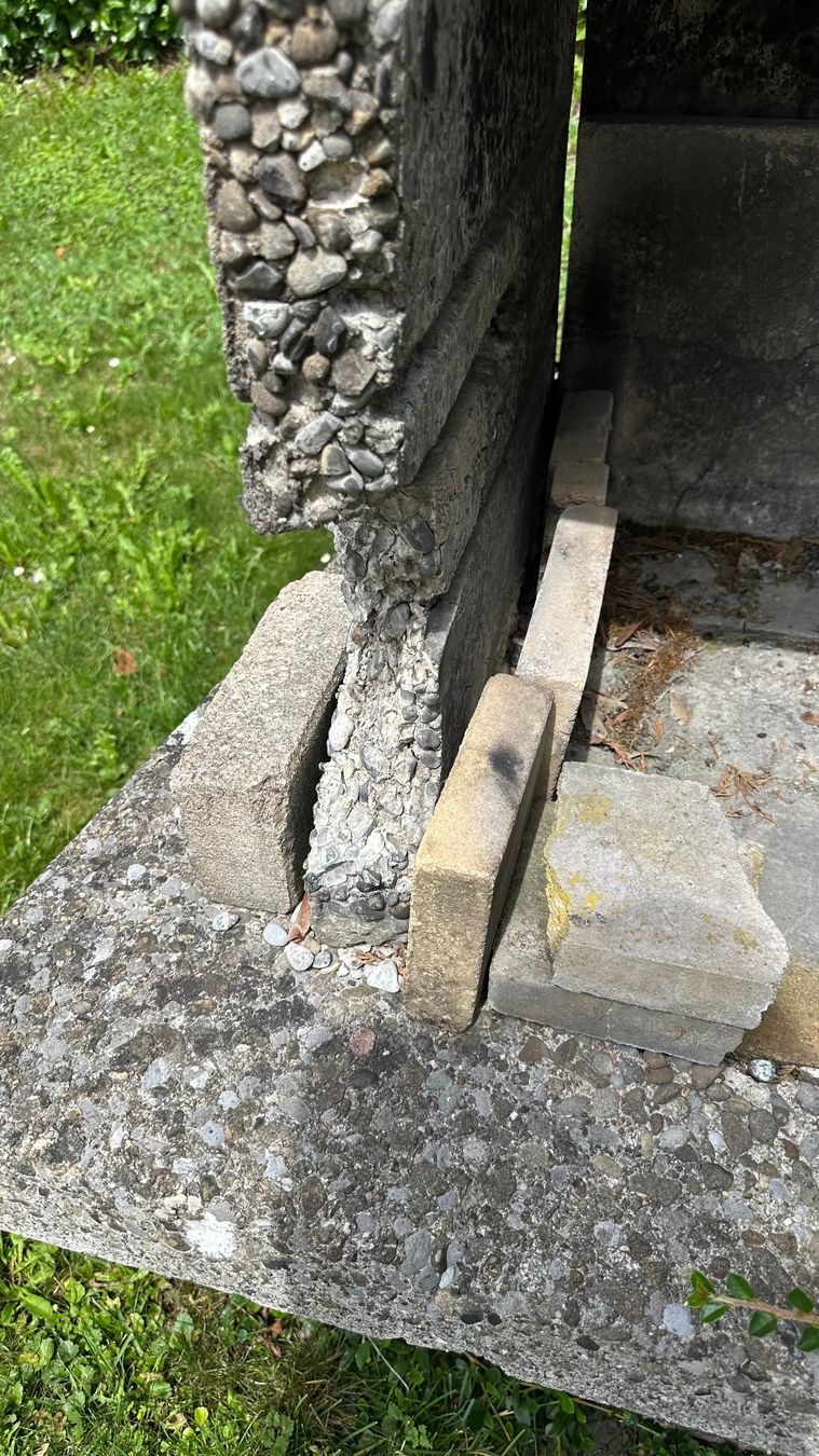 Griglie: Gartengrill Stein mit Abdeckung gebraucht renovationsbedü... – Usato da Eschenbach LU venduto da Duc847 1