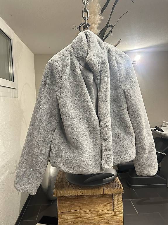 Jacken: Graue fell Jacke  – Neu und originalverpackt aus Andwil SG von yar_s27p 1