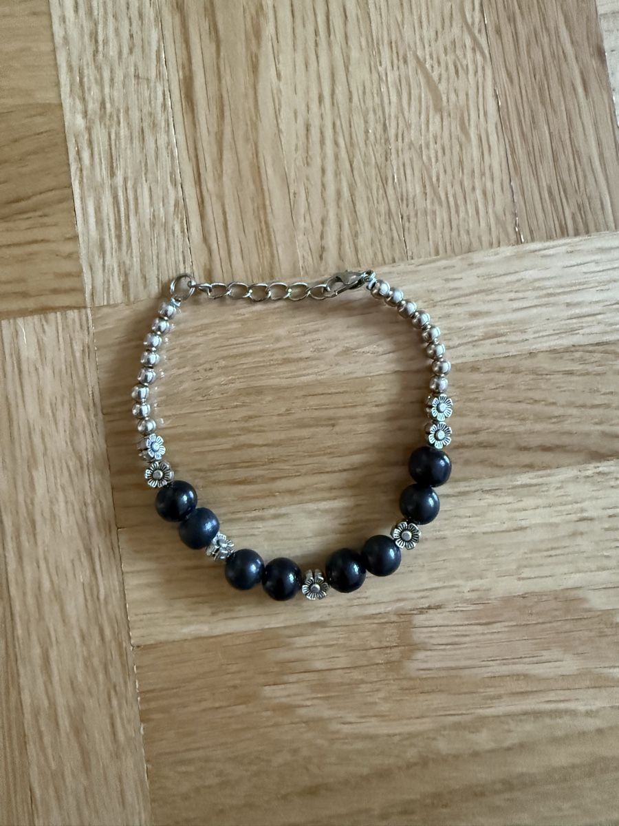 Bracelets: Armband schwarze Perlen mit Silberperlen und Blüten – D'occasion à Zürich par rapido06 1