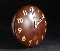 Seltene Vintage Art-Déco Wanduhr aus Bakelit Swiss made