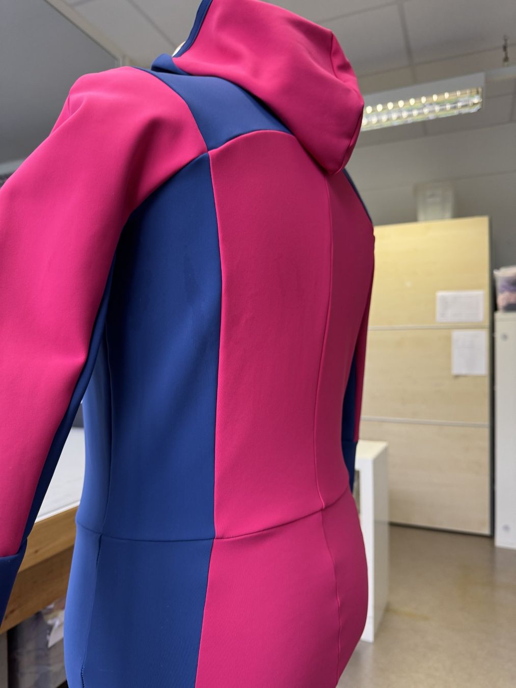 Jumpsuits: Pink-Blauer Neoprenanzug mit Kapuze – Gebraucht aus Thun von Thunerseespiele_FBM 3