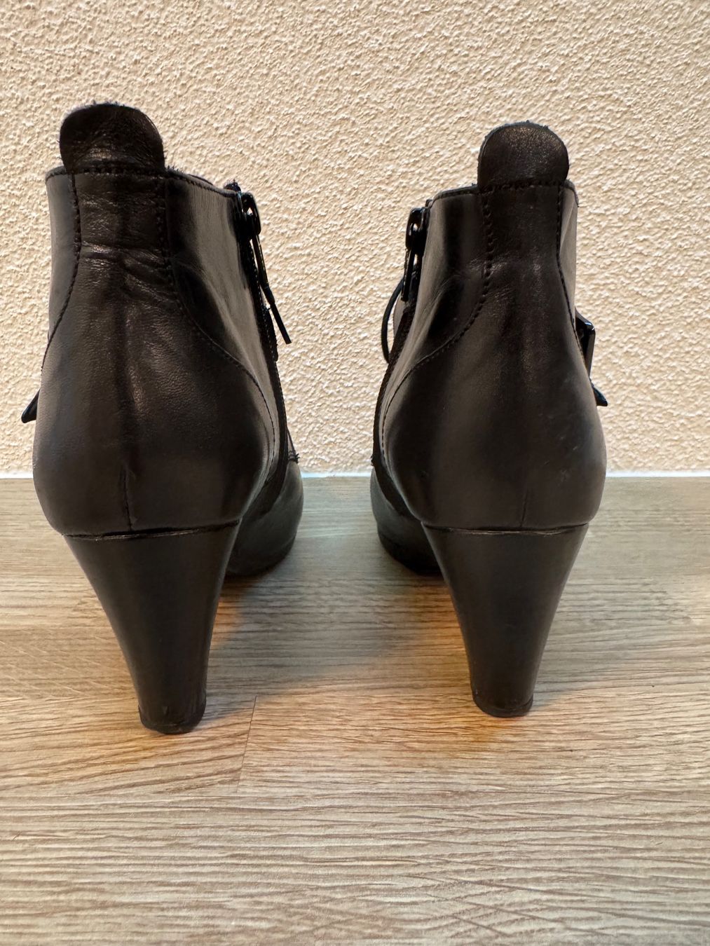 Scarpe da donna: Bottines en cuir noir – Usato da Zürich venduto da odi_ldv8 2