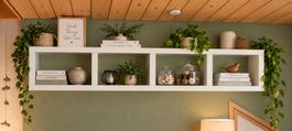 Weisses Ikea Wandregal mit 4Fächern, schlicht und zeitlos