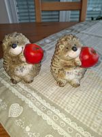 2 Dekofiguren Igel aus Terracotta bemalt
