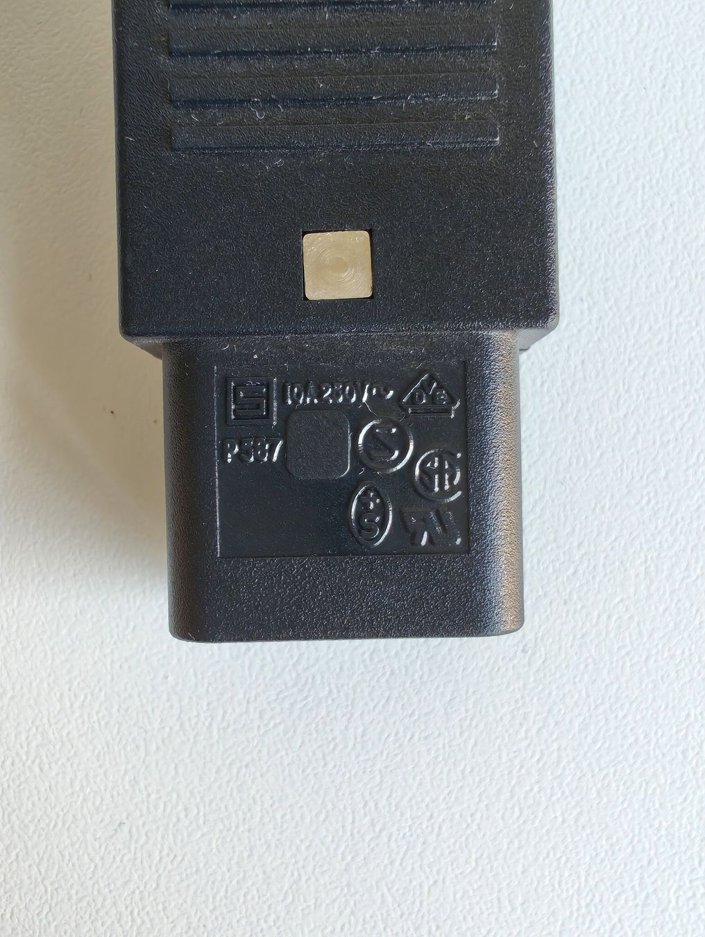 Componenti elettronici: Gerätestecker C13 10A 250V schwarz – Usato da Emmenbrücke venduto da BlSi 2
