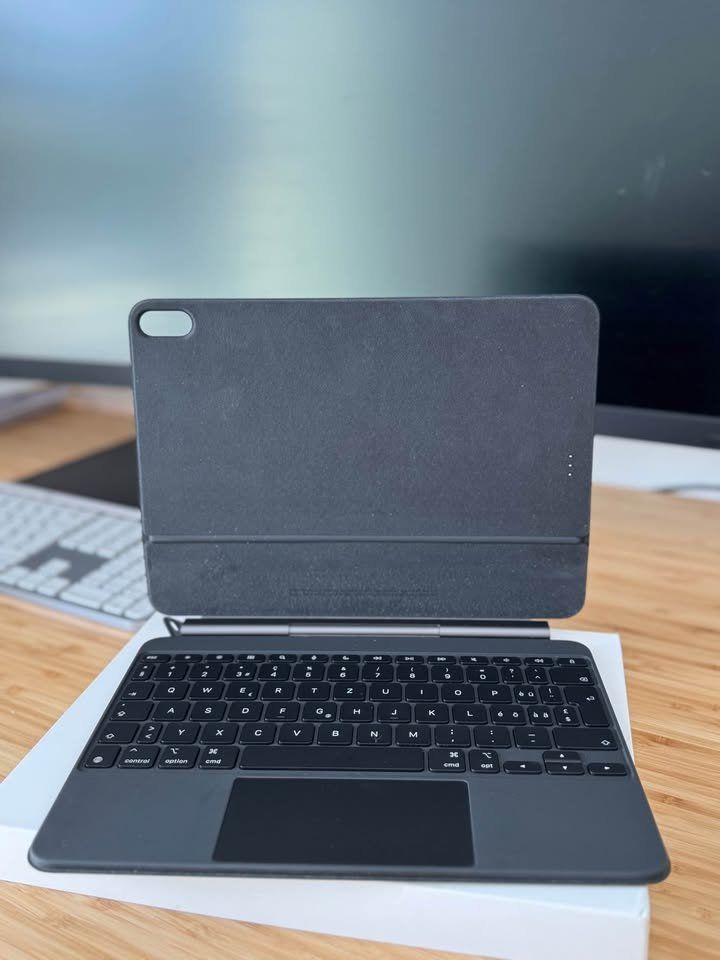 Apple Tastiere: iPad Magic Keyboard (Black) – Nuovo (secondo la descrizione) da Rotkreuz venduto da Daina 1