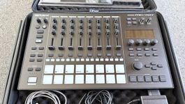 Roland MC-707 Groovebox mit Decksaver und Hardcase - wie NEU