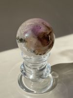 Skelett-Amethyst Kugel mit Glas-Kugelständer