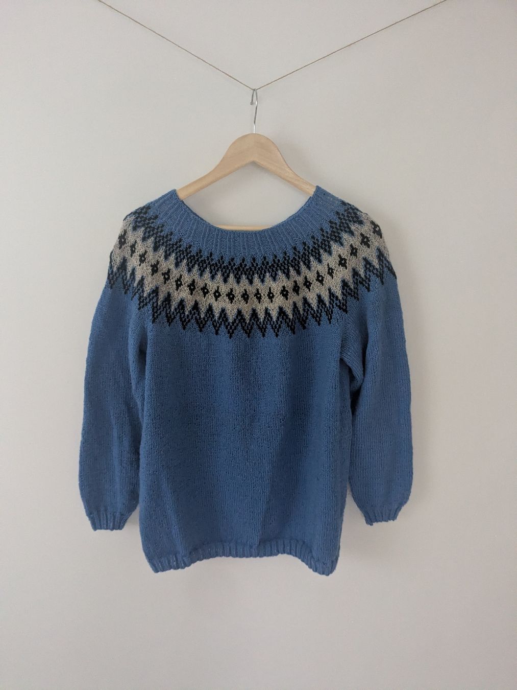 Pullover & Sweatshirts: Damen Strickpullover blau mit Muster S – Gebraucht aus Rorschach von olg_5qq2 1