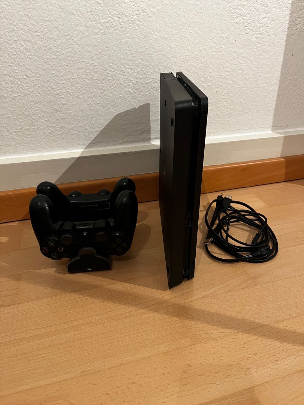 Sony Console: PS4 Slim Konsole mit 2 Controllern & Ladekabel – Usato da Zürich venduto da corinne.nussbaumer20 6