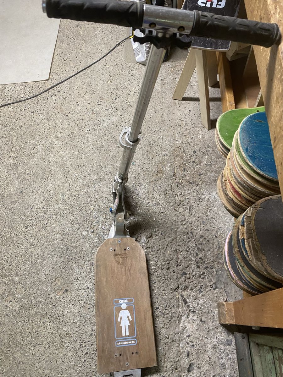 Micro Kickboard: Micro Scooter mit Skateboard-Deck repariert. – Usato da Luzern venduto da liv_6vvc 3