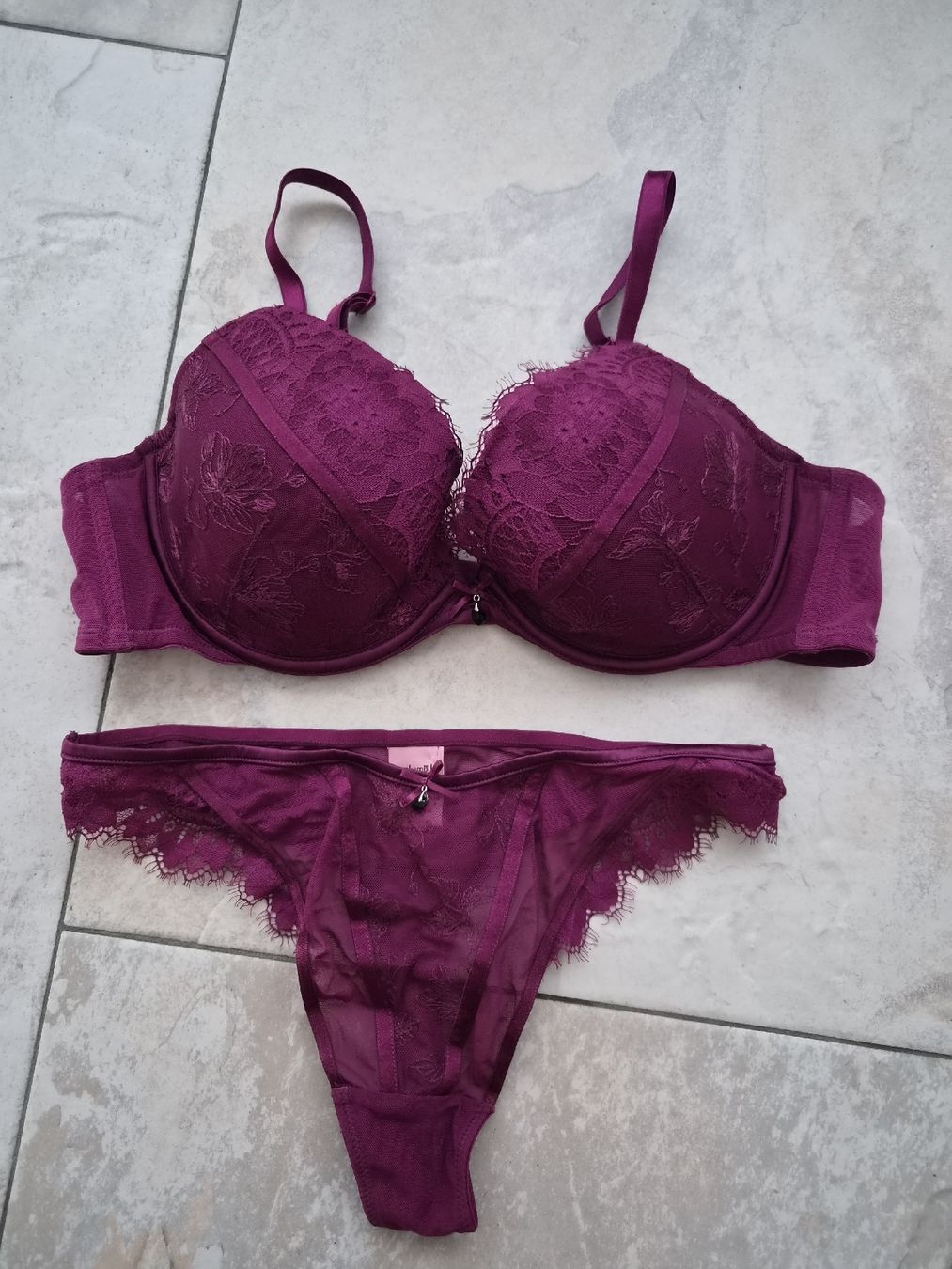 Hunkemöller Sonstige Unterwäsche: Dessous-Set Hunkemöller Lila: BH 85B / String S – Gebraucht aus Niederrohrdorf von Miripfiri