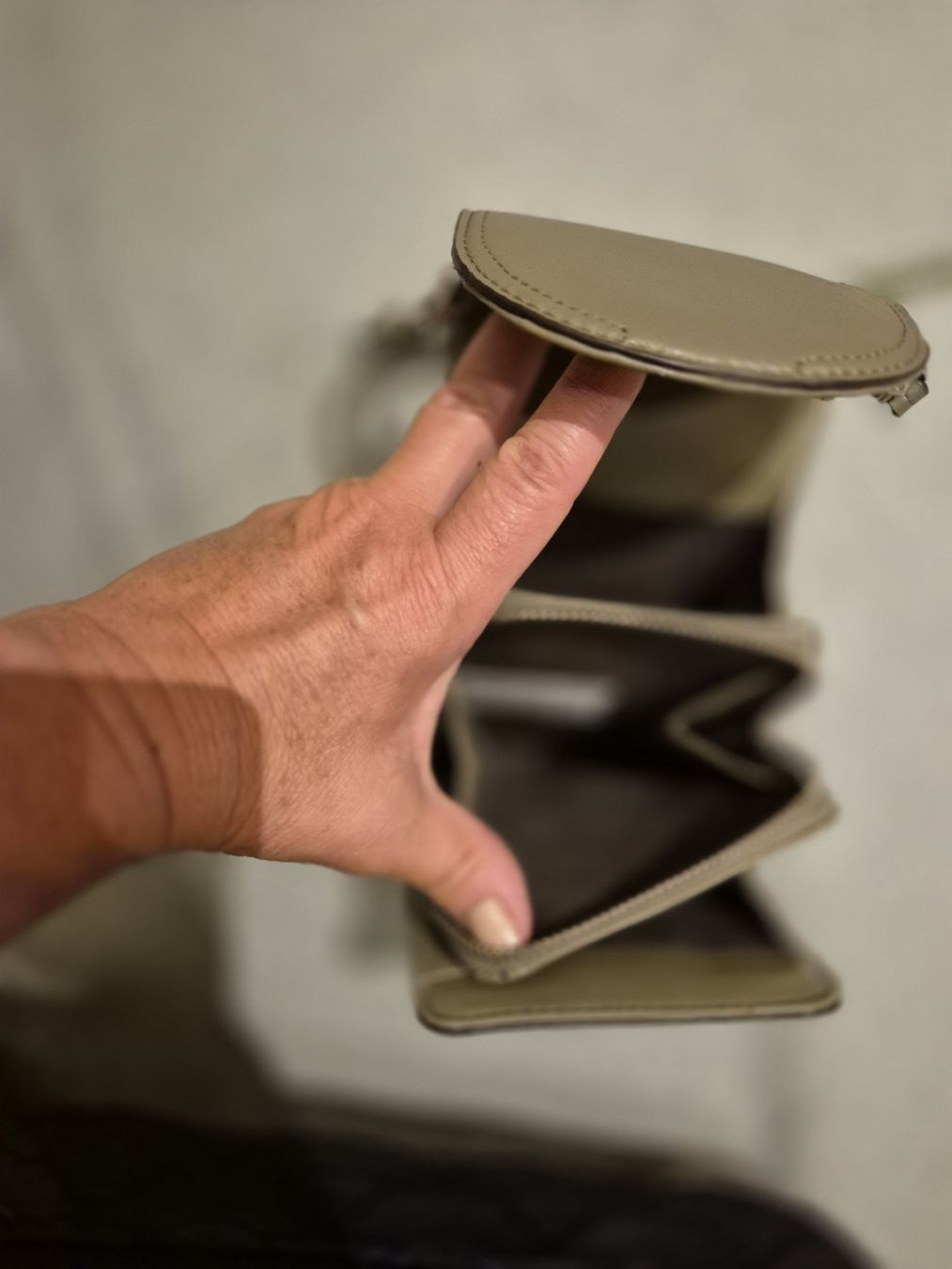 Taschen für Damen: Handtasche  klein mit Schultergurt neuwertig – Neu (gemäss Beschreibung) aus Herrliberg von SELENONAUTKA 2