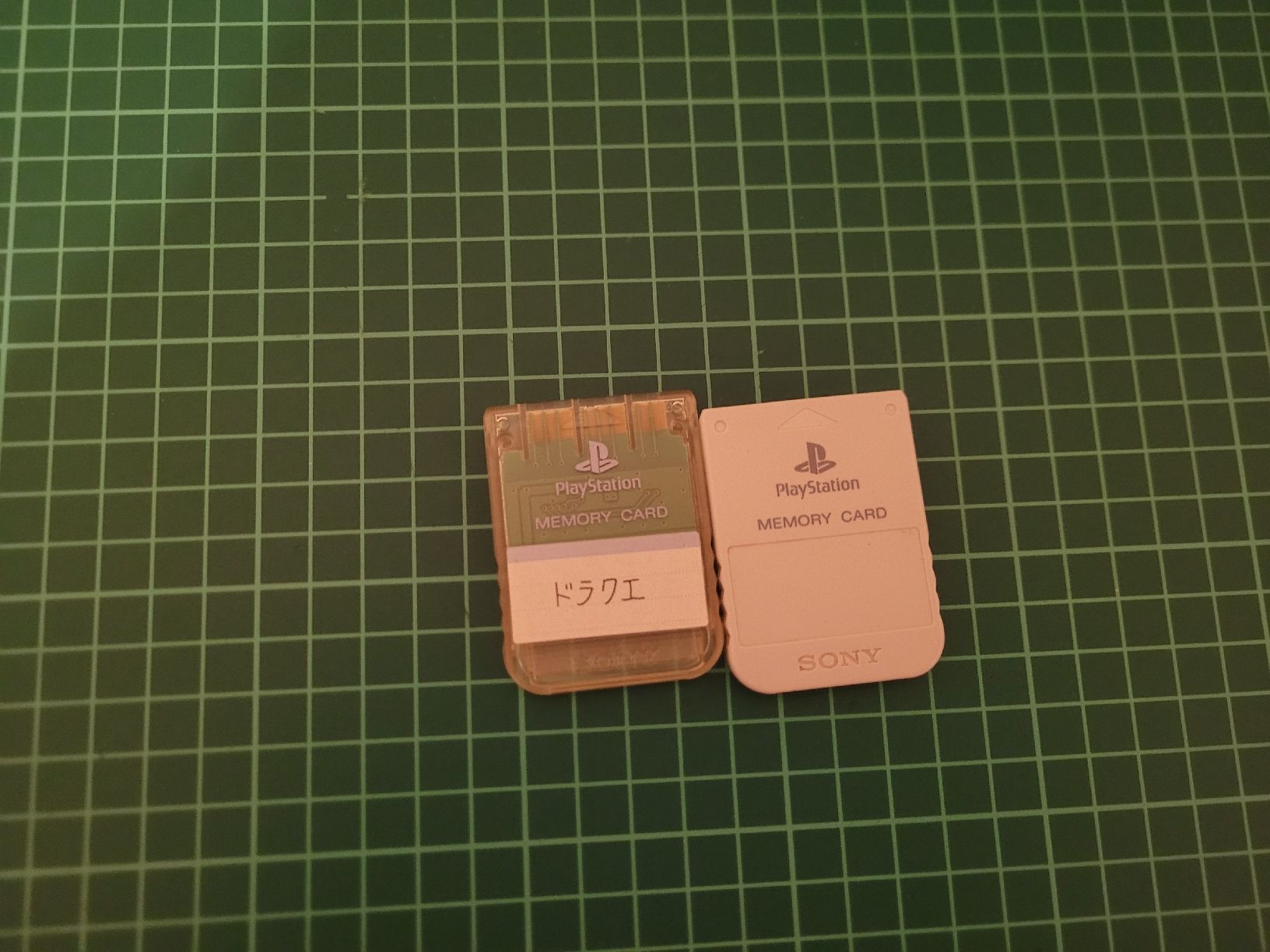 Sony Memory unit & Memory card: Two Playstation 1 Memory Card - White and transparent - Sony – Usato da Meyrin venduto da Retro-GZ