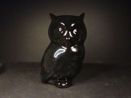 Eule aus Porzellan mit glänzender, schwarzer Glasur