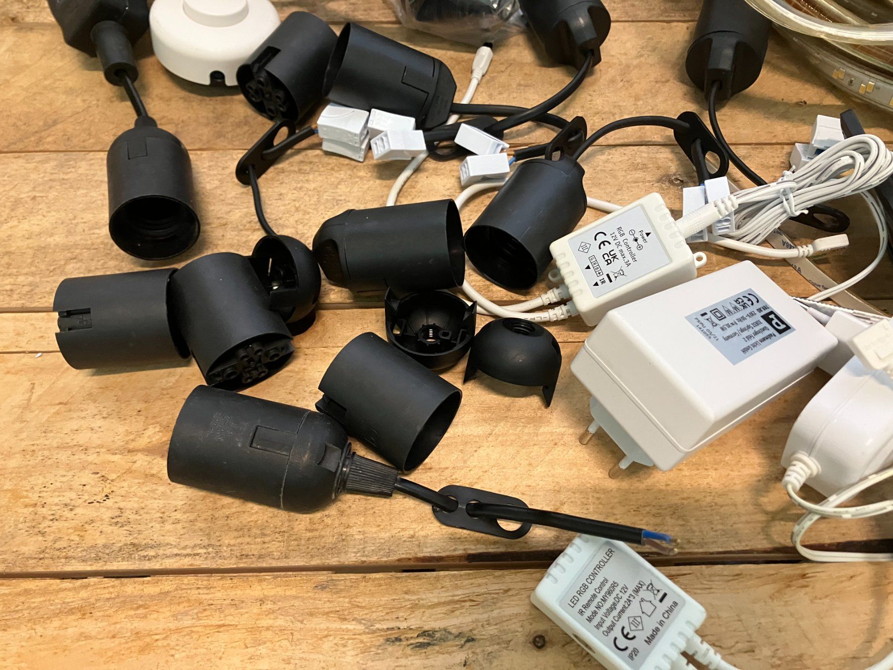Lampade: gr. Posten div. LED und Licht Anschluss Material ab 1.- – Usato da Lichtensteig venduto da Buy24International 4