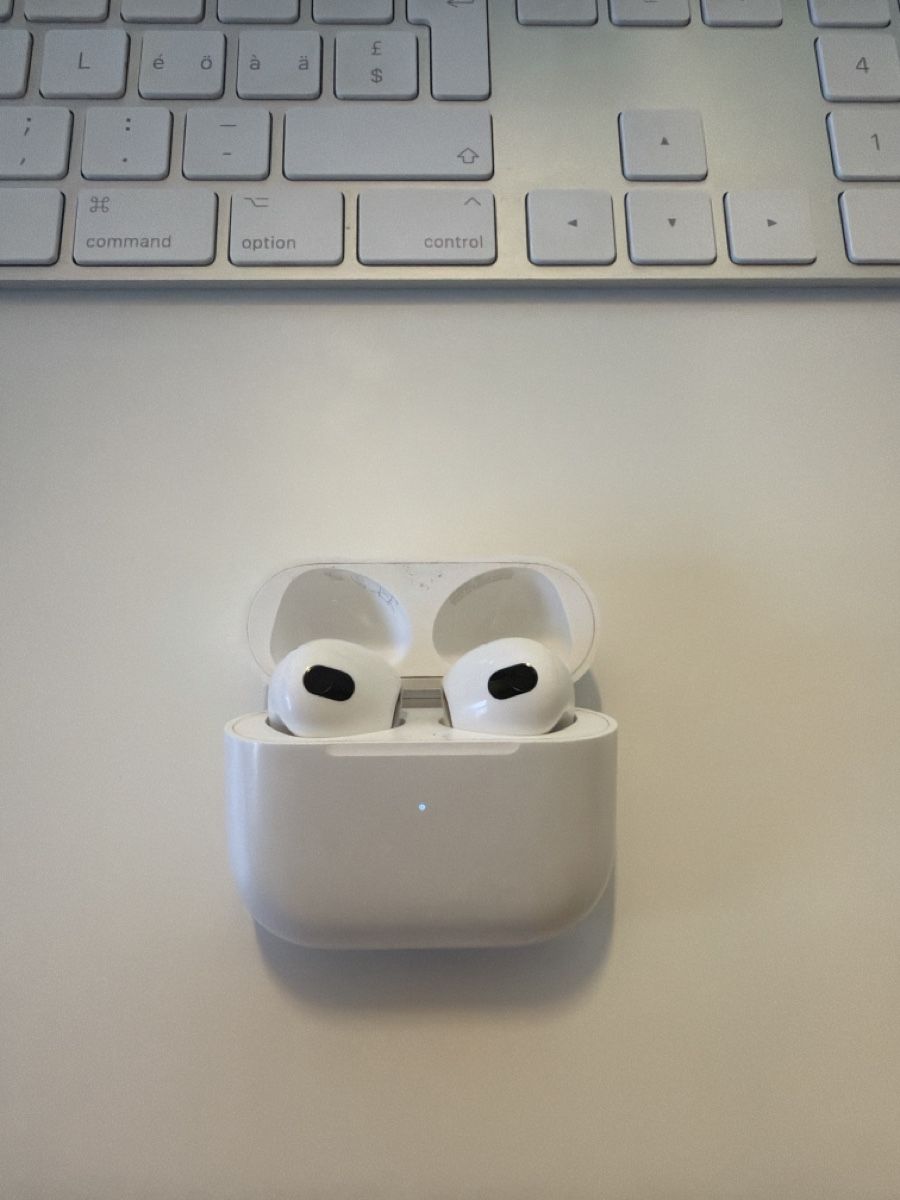 Apple Cuffie: Airpods 3 Wireless Magsafe Ladecase – Usato da Dornach venduto da John.999