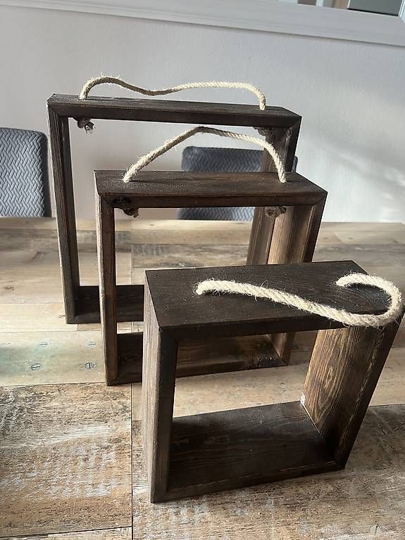 Scaffali: Étagère carrées en bois – Usato da Préverenges venduto da Dani_La_Brocante
