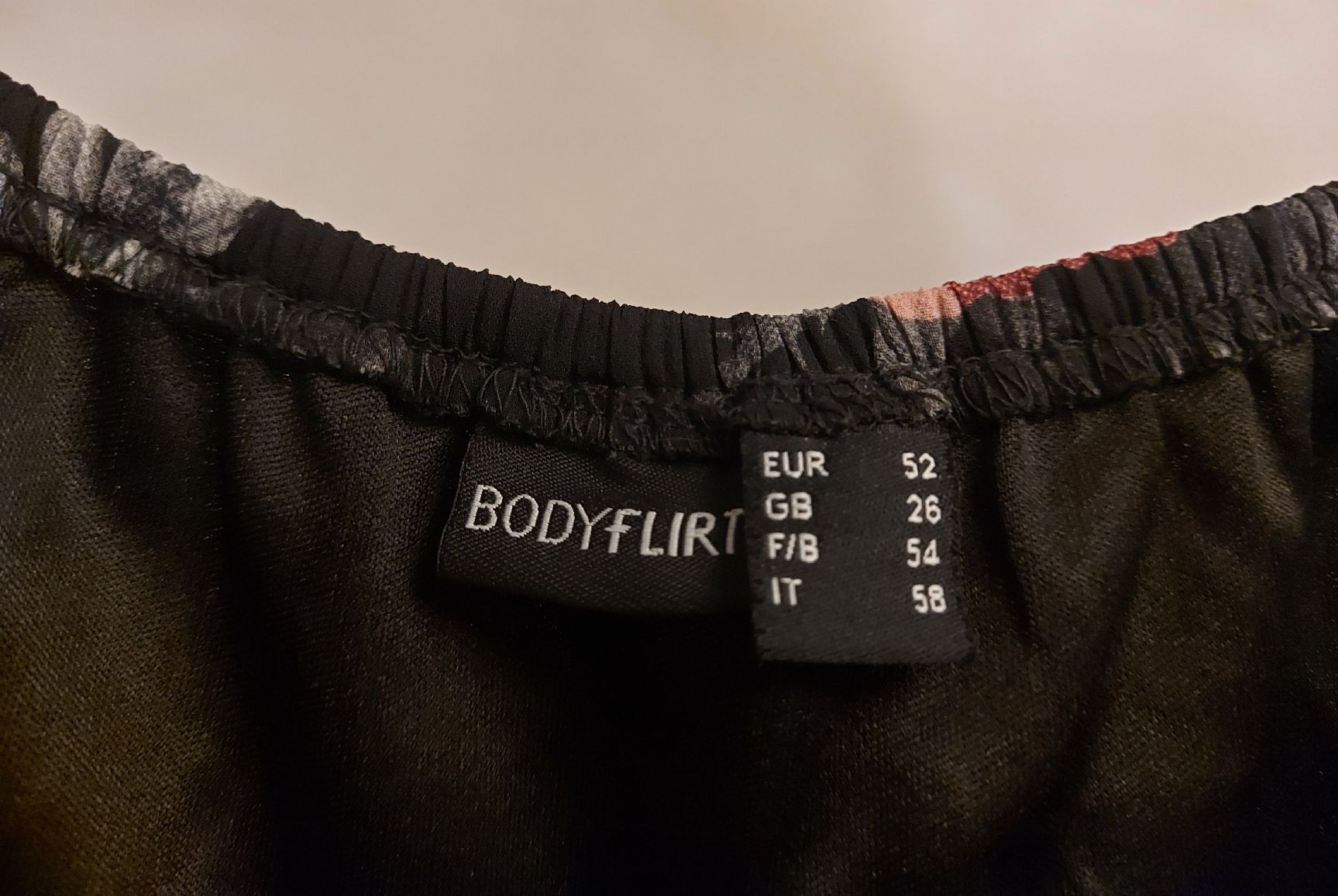 Chemisiers: Schwarze Bodyflirt Bluse mit Rosenmuster, Gr. 52 – D'occasion à Birsfelden par Randy-1 1