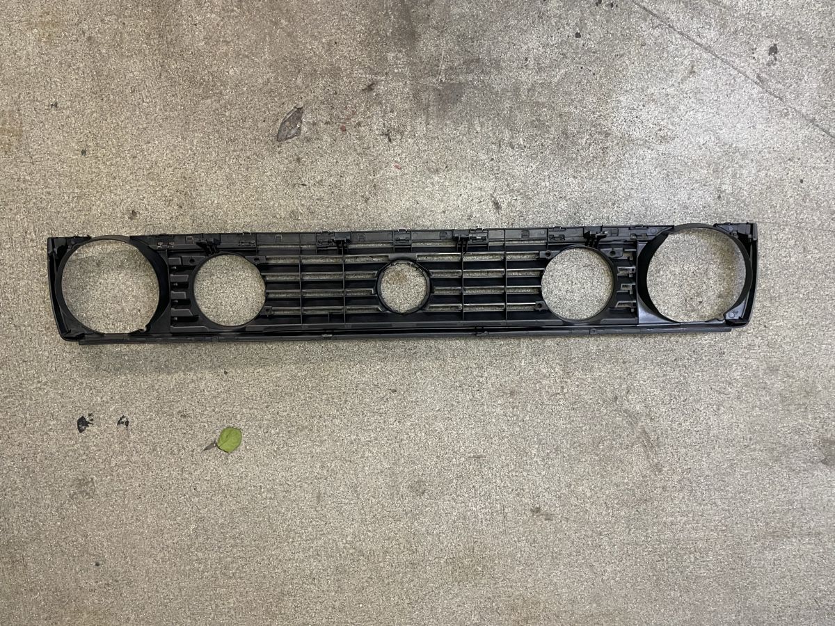 VW Alle Autoersatzteile: Kühlergrill Golf 2, GTI G60 16v GL CL – Neu und originalverpackt aus Tamins von vwspeed
