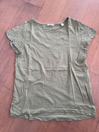 ESPRIT: Olivgrünes T-Shirt mit Lochstickerei Gr. XS