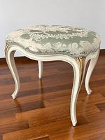 Antiker Hocker im Louis-XV-Stil  Restaurationsobjekt