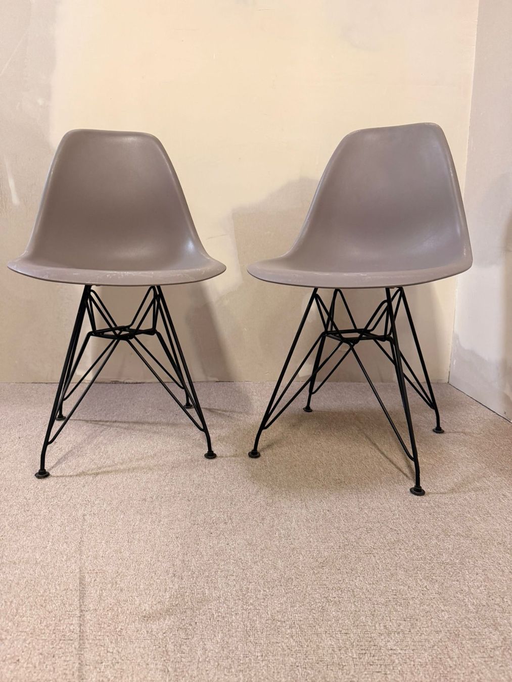Stühle: Design Schalenstuhl grau ähnlich wie Vitra Eames – Gebraucht aus Rickenbach ZH von Der-Insider 4