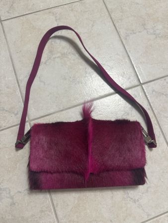 Sac bandoulière L'Antre-Peaux Genève fourrure fuchsia