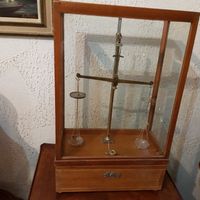 balance de précision dans sa vitrine