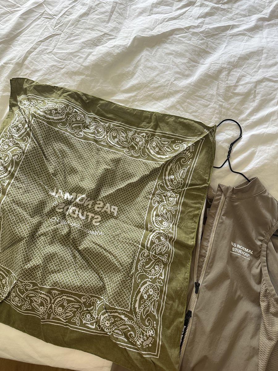 Foulard & Sciarpe: Pas Normal Studio bandana – Nuovo (secondo la descrizione) da Einsiedeln venduto da emi_5bxs