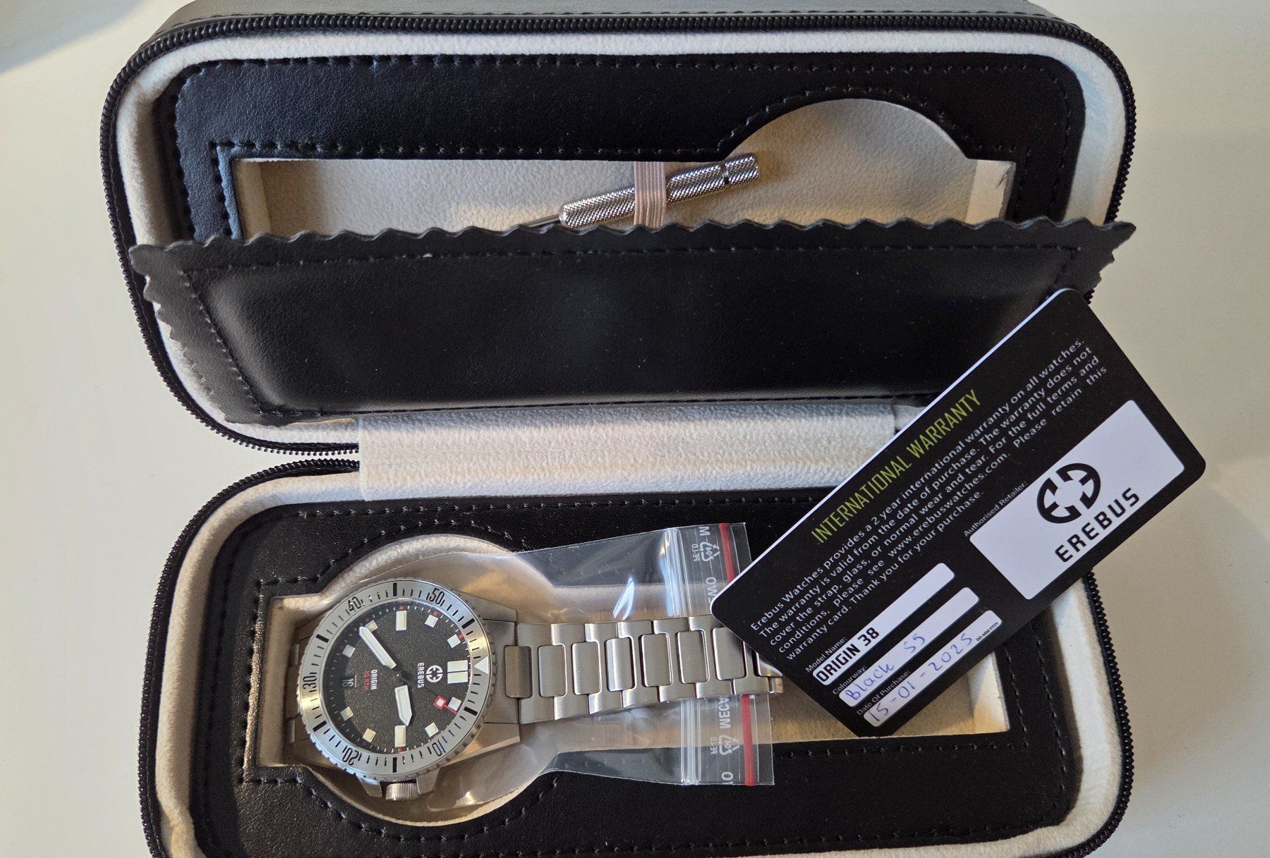 Orologi: Erebus Origin 38 Black SS | neu – Nuovo e nell'imballaggio originale da Zürich venduto da Sommerlaune 1