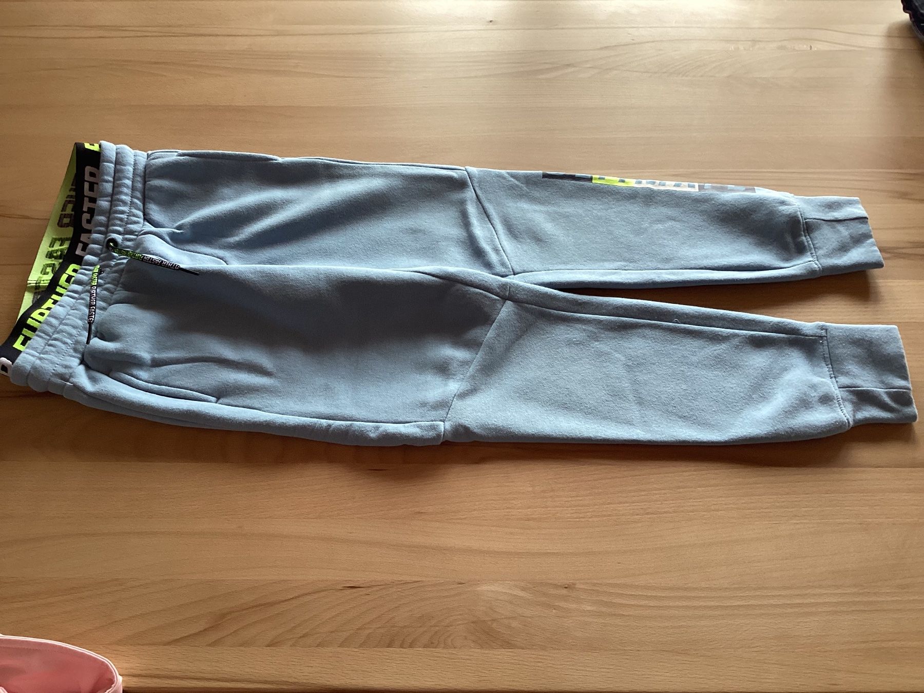 We Completi: Trainer komplett, hellblau, Gr. 134/140, WE – Usato da Schinznach Dorf venduto da Balz1968 1