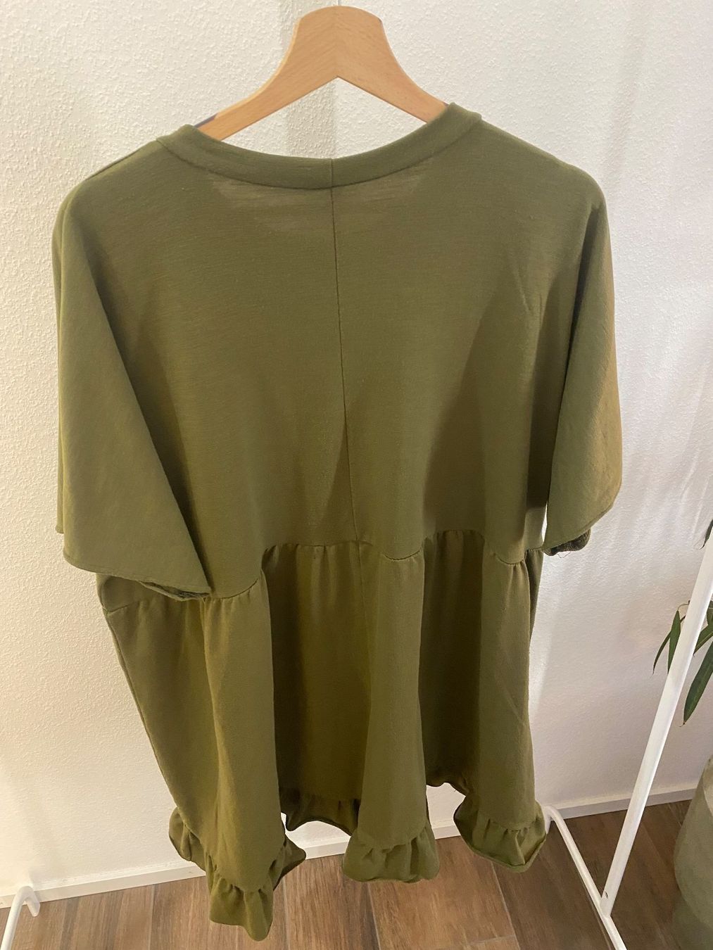 Asos Kleider: Asos Kleid mit Rüsschen Abschluss oliv Gr. 50 – Defekt aus Pratteln von a23_j2gs 2