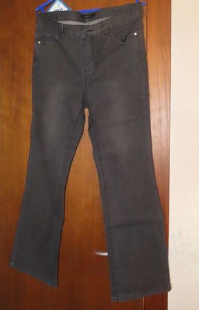 Jeans gris foncé bootcut, taille 40, neuf