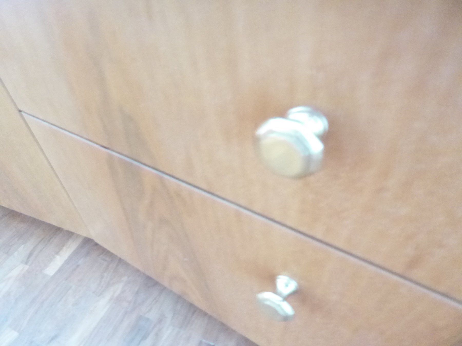 Cassettiere: Elegantes Nussbaummöbel Sideboard Drehbarer CD Ständer Möbel – Usato da Bubikon venduto da taerni 8