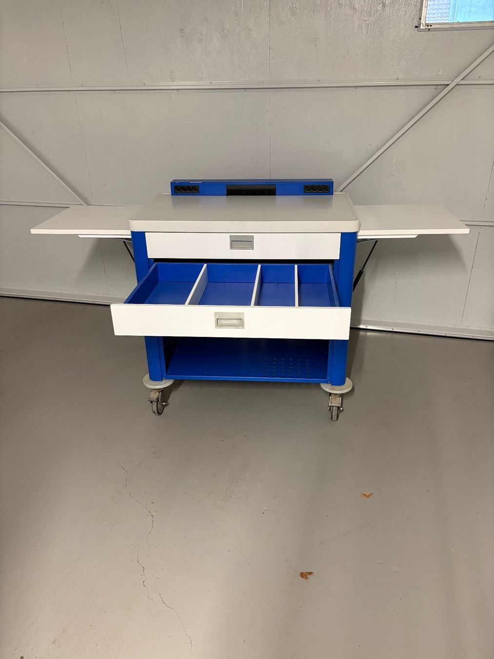 Tische: Mobiler Labor Arbeitstisch b960/t620/h690 – Gebraucht aus Dornach von Hofleur 2