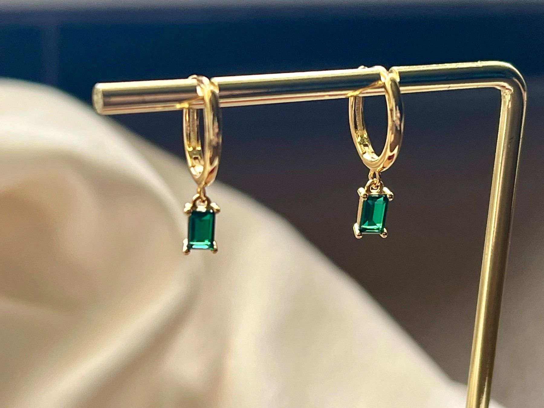 Ohrringe & -stecker: Mini-créoles en acier doré et zircons verts – Neu und originalverpackt aus Thônex von Swiss-Jewels 4