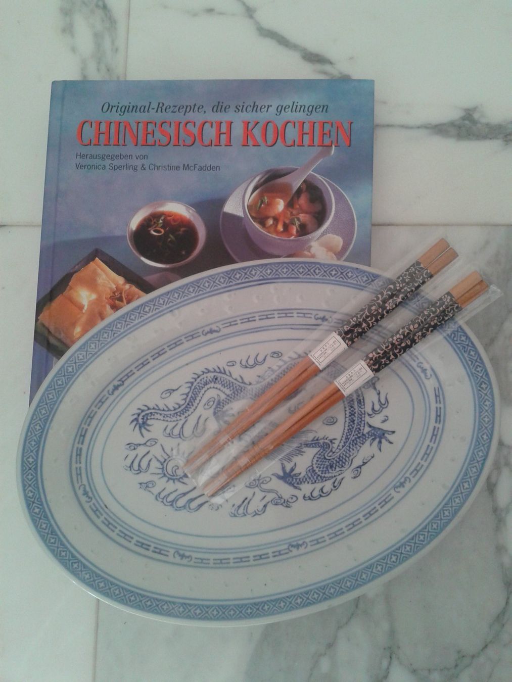 Livres: Set chinesisch Kochen & Essen:  Kochbuch/Platte/Stäbchen NEU – Neuf (Voir description) à Camorino par Campellino