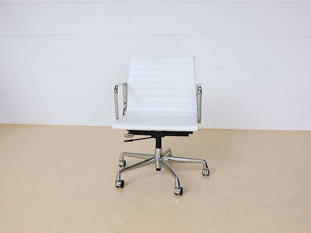 Vitra Sedie: Vitra Eames Bürostuhl EA 117 - Weiss Leder – Usato da Meinisberg venduto da atelier_TILIJA 3