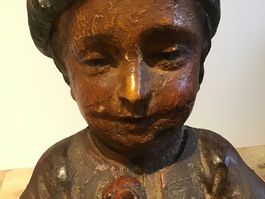 Uralte Gescnitzte Knaben Skulptur