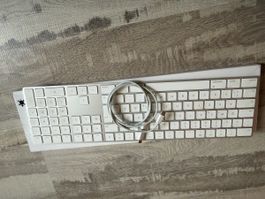 Apple Magic Keyboard mit Ziffernblock und Ladekabel