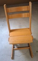 Massiver Holzstuhl aufklappbar zu Holztreppe