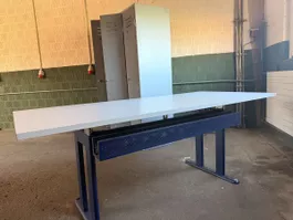 Schreibtisch höhenverstellbar weiss blau guter Zustand