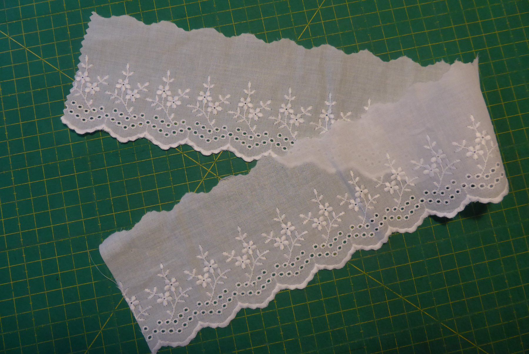 Tessuti: Antike St. Galler Spitzen weiss - 50 cm lang – Nuovo (secondo la descrizione) da Brunnadern venduto da pinkfaden