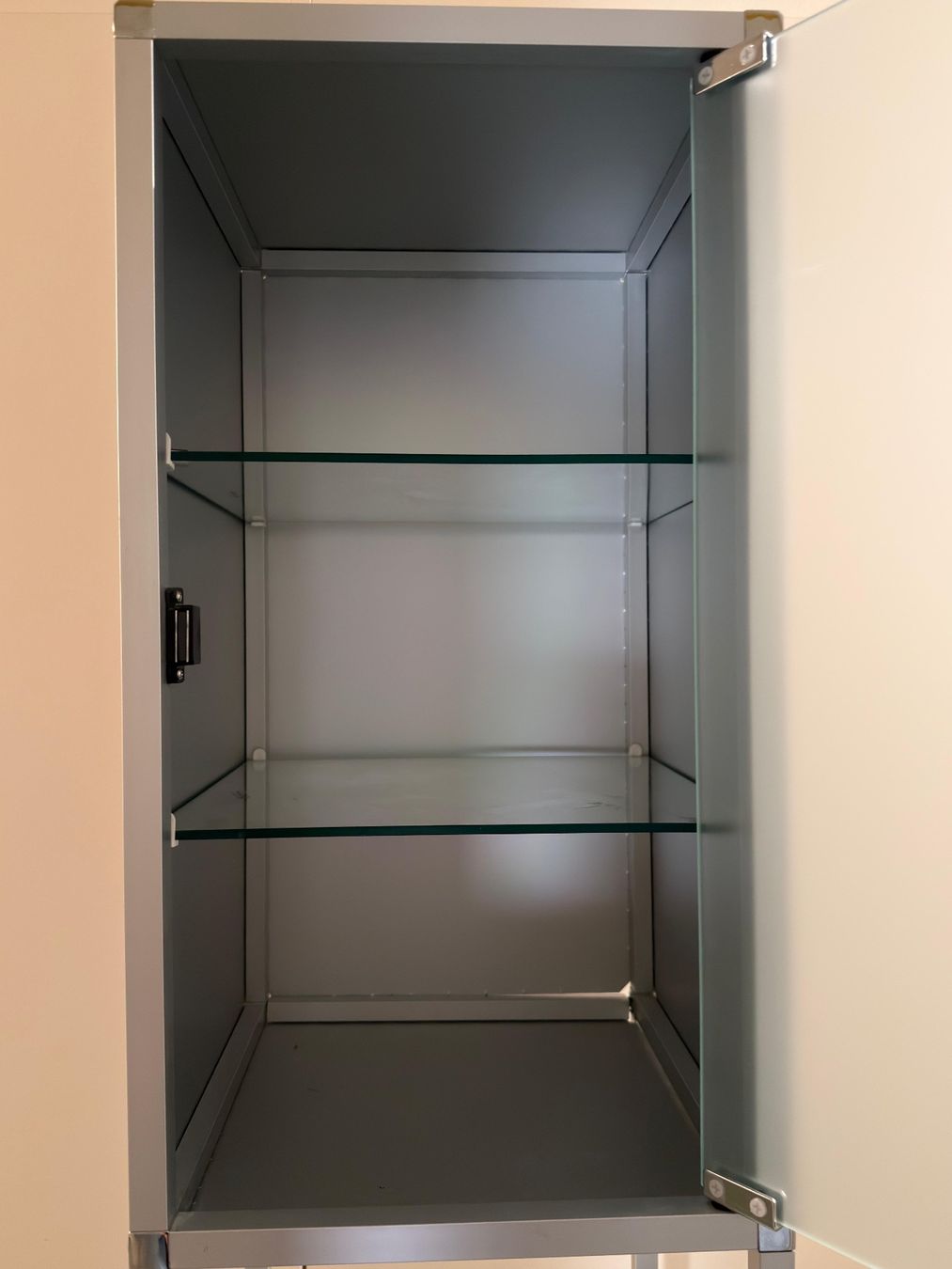 Armadi: Schmaler Vitrinenschrank mit Milchglas – Usato da Au ZH venduto da bpu_sp7d 2