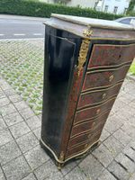 Kommode mit Schubladen, antik, schwarz/rot, mit Verzierungen